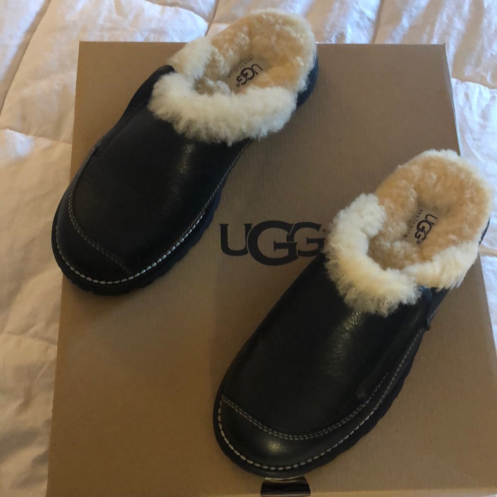 UGGS!! Brand New !! Never worn !! Size 6!!